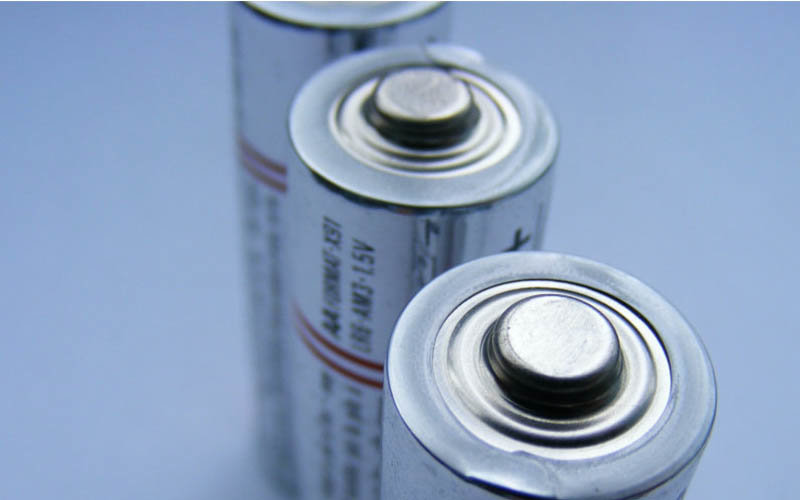 Las baterías de electrolito sólido tienen mayor densidad de energía, son más seguras y más baratas que las actuales de electrolito líquido.