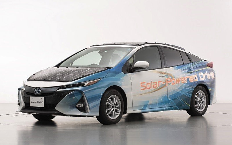 Toyota trabaja con paneles de baterías solares para coches eléctricos.