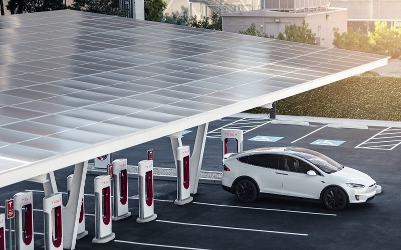 Supercargadores V3, paneles Solar City y baterías: Tesla estrena su estación de recarga más moderna