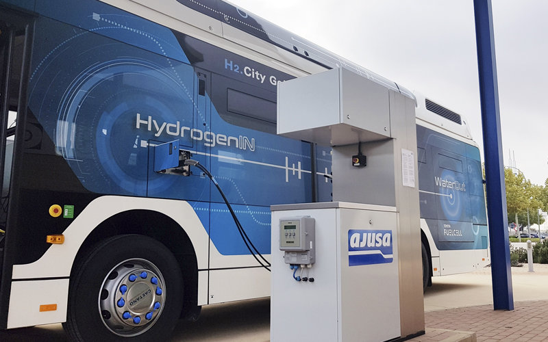 La hidrogenera de Ajusa presta servicio al primer autobús de hidrógeno que reposta en España.