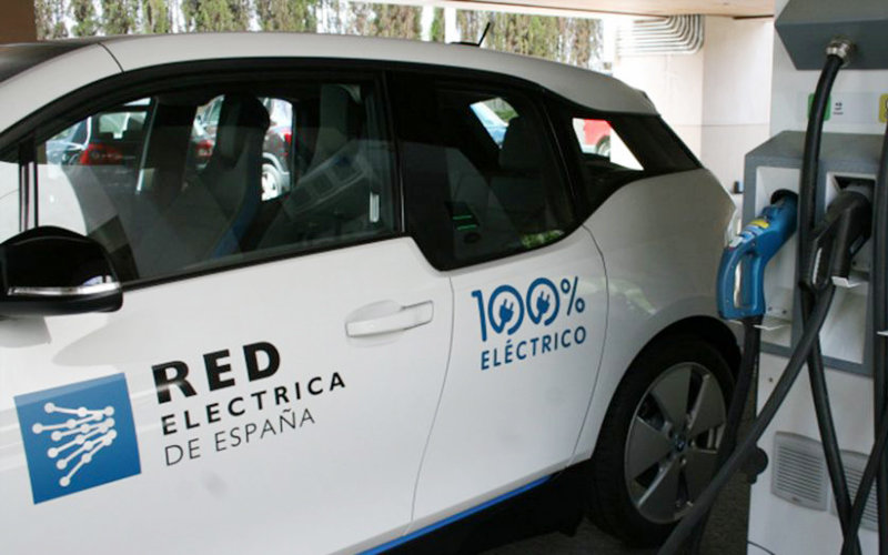 Red Eléctrica España pone en marcha un mapa con 562 puntos de recarga de vehículos eléctricos.