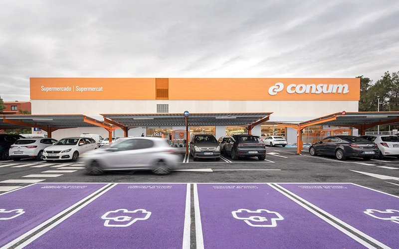 Endesa X instalará 110 puntos de recarga para coches eléctricos en 55 supermercados Consum.
