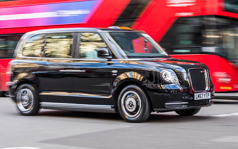 Reino Unido apoya la carga inalámbrica para sus taxis eléctricos.