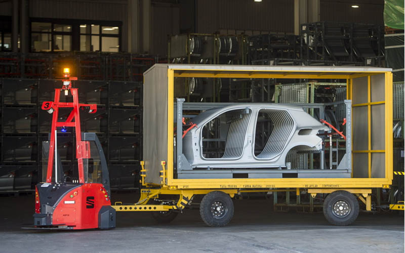 Vehículo AGV, eléctio y autónomo trabajando el la fábrica de SEAT en Martorell.