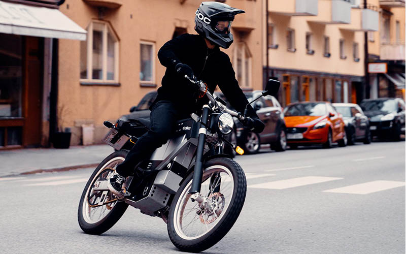 La motocicleta eléctrica Kalk INK SL está homologada para circular por carretera.