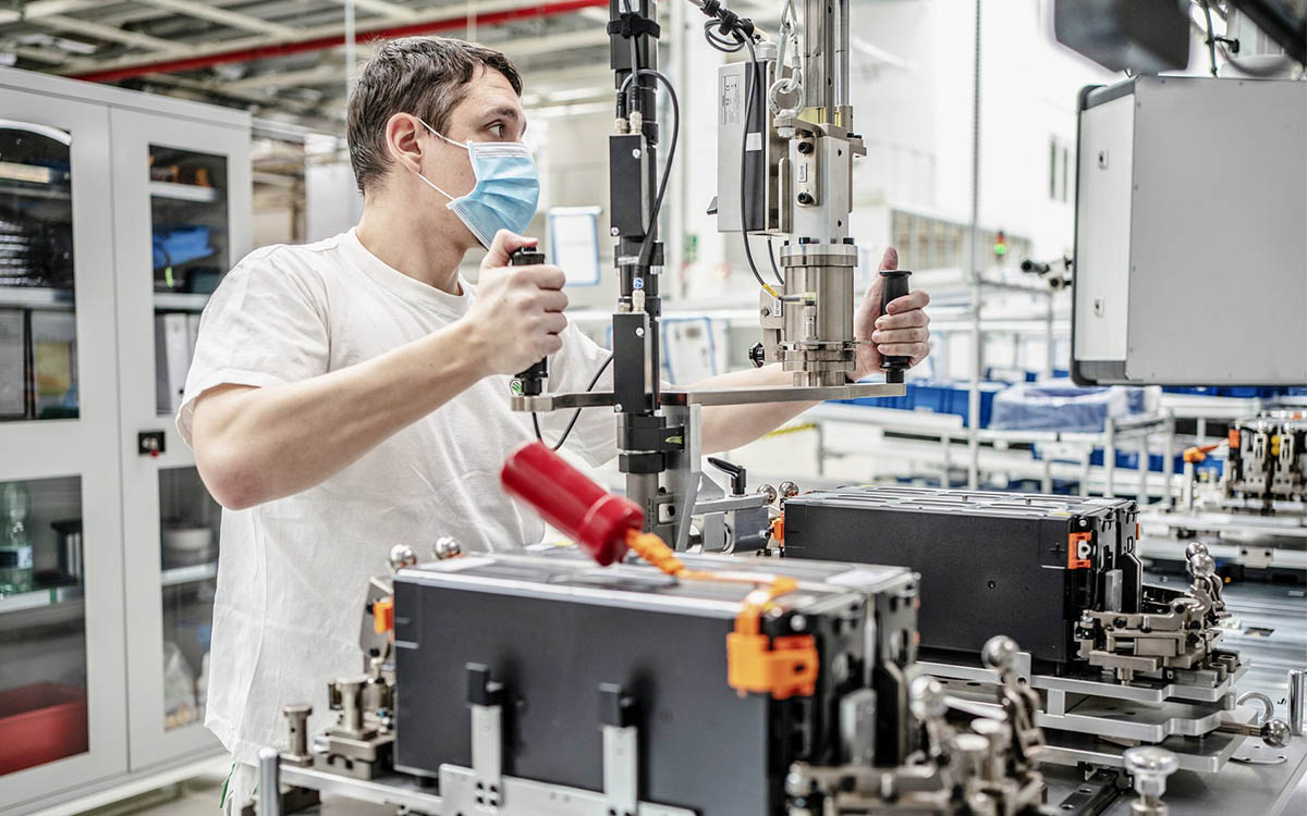 Skoda vuelve a fabricar baterías para los híbridos enchufables del Grupo Volkswagen thumbnail