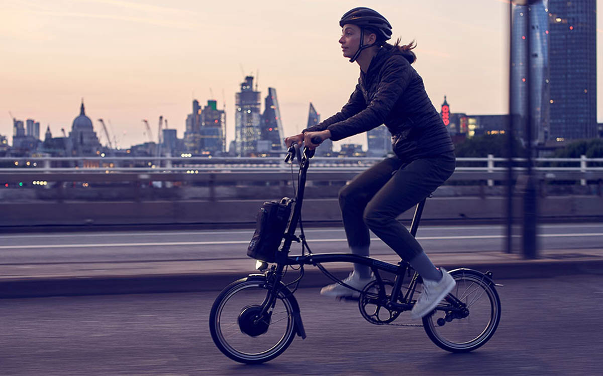 Alquila una bicicleta eléctrica Brompton por 3 euros al día con casco, seguro y revisiones thumbnail