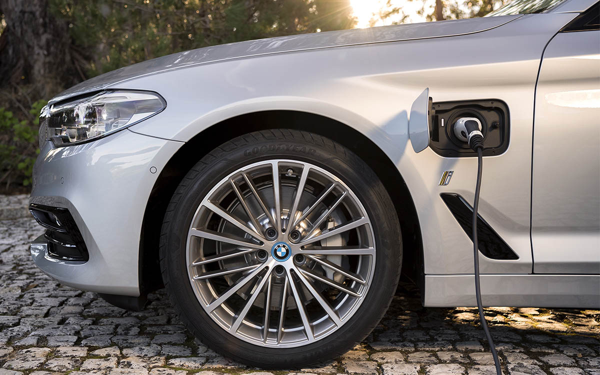 BMW anuncia un Serie 5 completamente eléctrico como parte de su estrategia verde thumbnail
