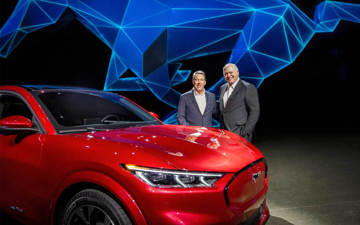 Jim Farley, nuevo CEO de Ford y Jim Hackett, junto al Mustang Mach-E eléctrico.
