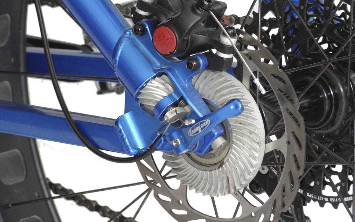 Sistema de tracción total de las bicicletas Christini AWD. Engranajes helicoidales que transfieren la potencia de la rueda trasera a la delantera a través de un sistema de barras engranadas que recorren el cuadro.