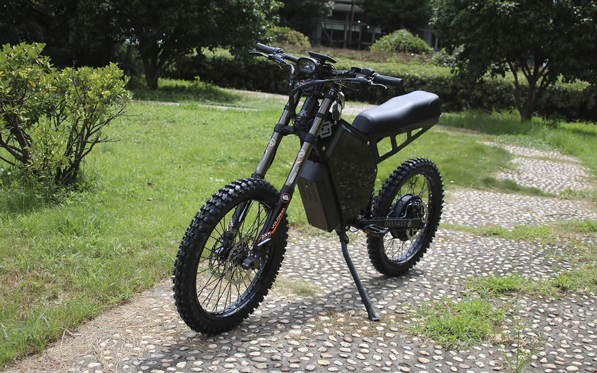 La Delfast Cross Dirt es una bicicleta eléctrica de cross por sus pedales, aunque puede considerarse una motocicleta a tenor de sus especificaciones.