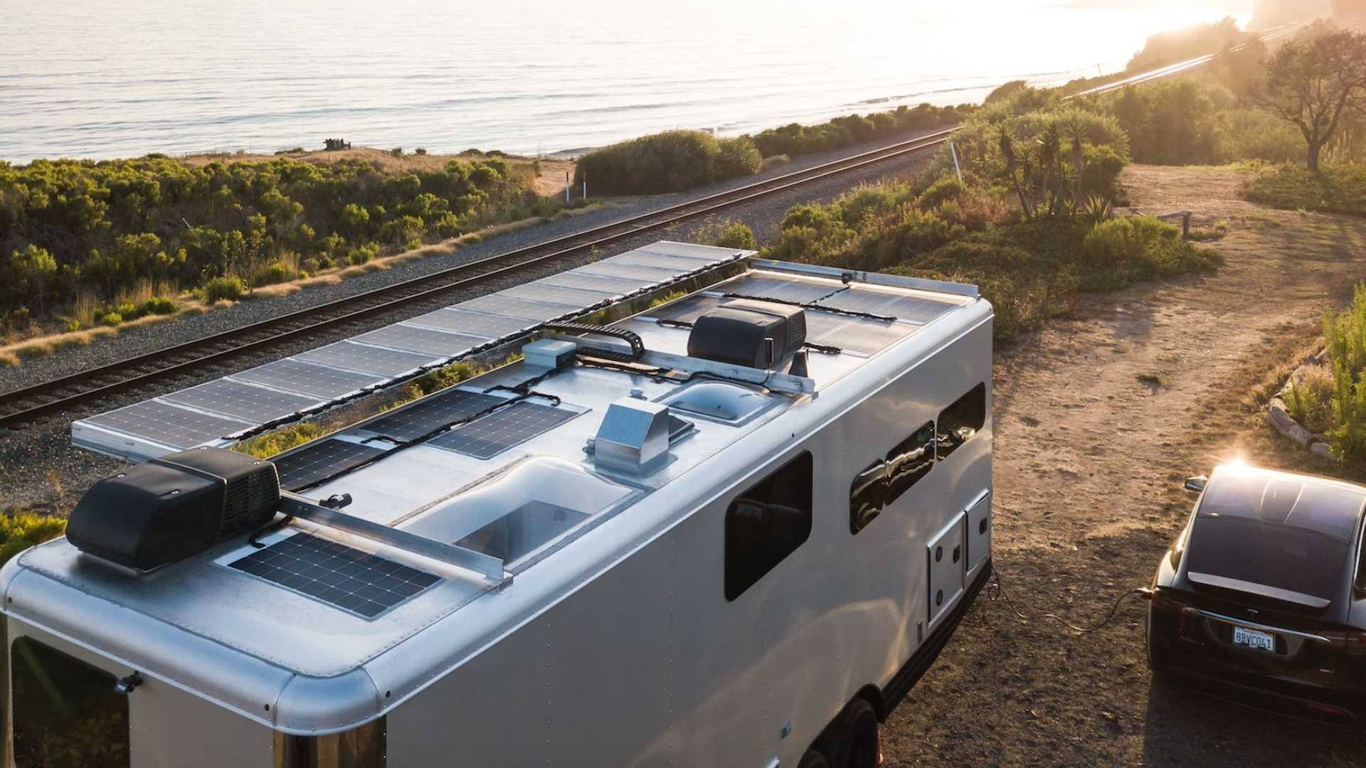 Living Vehicle presenta una caravana de lujo capaz de cargar tu coche eléctrico thumbnail