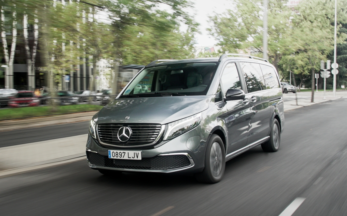 Probamos la Mercedes EQV 300: una furgoneta eléctrica a todo lujo y confort, con 357 km de autonomía thumbnail