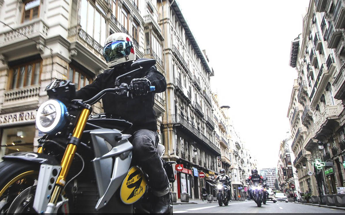 Energica entra al mercado de las motocicletas eléctricas urbanas con motores de 2,5 kW a 15 kW thumbnail