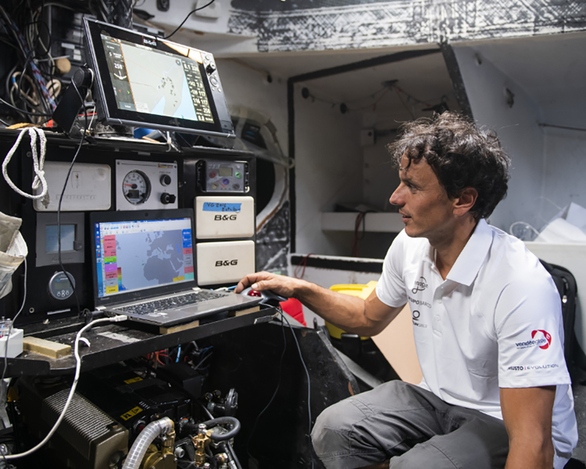 Didac Costa en la mesa de navegación del One Planet One Ocean