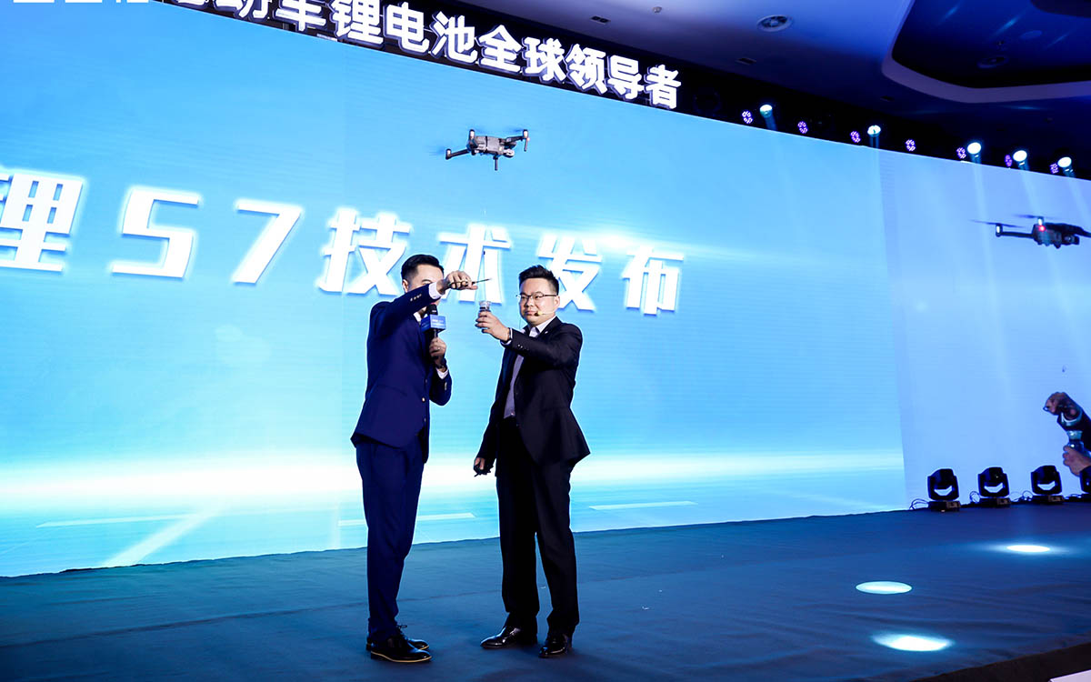 El toque de sorpresa de la presentación de Phylion vino de la mano de un dron alimentado por la nueva batería Super LiS7.