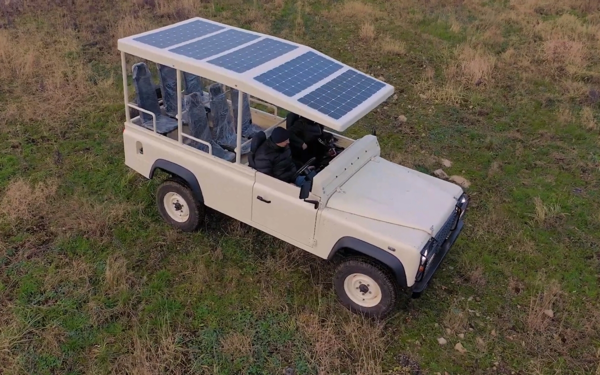 El Land Rover Defender más silencioso para safaris: eléctrico y con paneles fotovoltaicos thumbnail