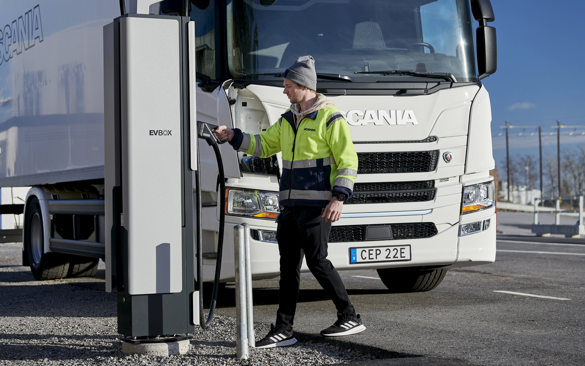 Camione eléctrico Scania cargando las baterías en un cargador de EVBOX.