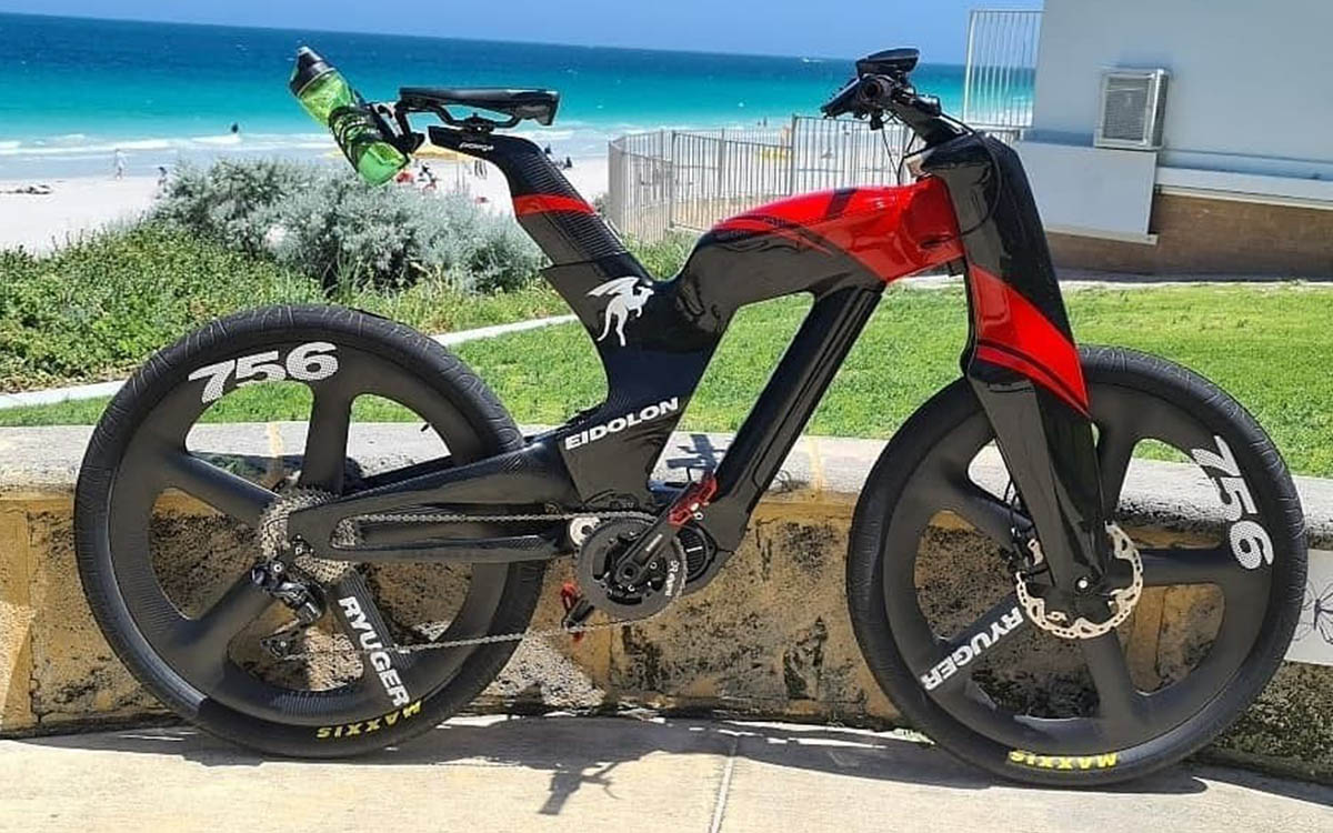 Esta bicicleta eléctrica de carreras “fantasmal” esconde una e-MTB en su cuadro de carbono thumbnail