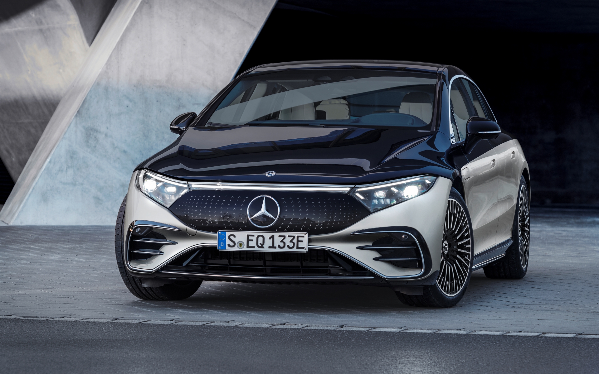 Mercedes-EQ, EQS 580 4MATIC, Exterieur, Farbe: hightechsilber/obsidianschwarz, AMG-Line, Edition 1;( Stromverbrauch kombiniert: 20,0-16,9 kWh/100 km; CO2-Emissionen kombiniert: 0 g/km);Stromverbrauch kombiniert: 20,0-16,9 kWh/100 km; CO2-Emissionen kombiniert: 0 g/km*Mercedes-EQ, EQS 580 4MATIC, Exterior, colour: high-tech silver/obsidian black, AMG-Line, Edition 1; (combined electrical consumption: 20.0-16.9 kWh/100 km; combined CO2 emissions: 0 g/km);Combined electrical consumption: 20.0-16.9 kWh/100 km; combined CO2 emissions: 0 g/km