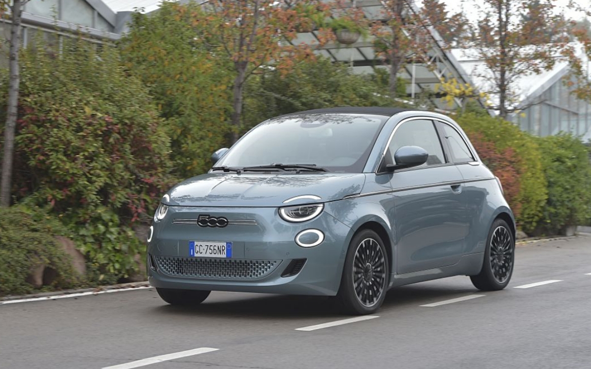 El Fiat 500e eléctrico está en oferta por 149 euros al mes: esta es la letra pequeña thumbnail