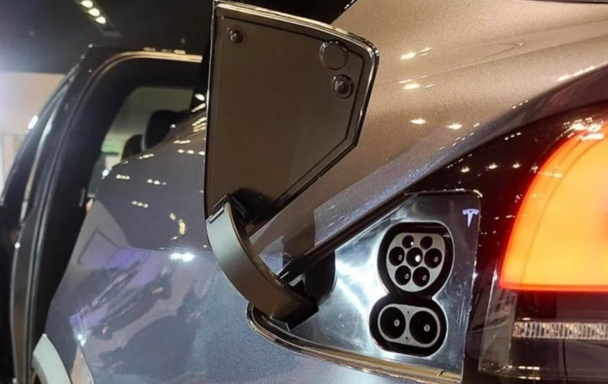 Tesla Model S puerto carga CCS-interior