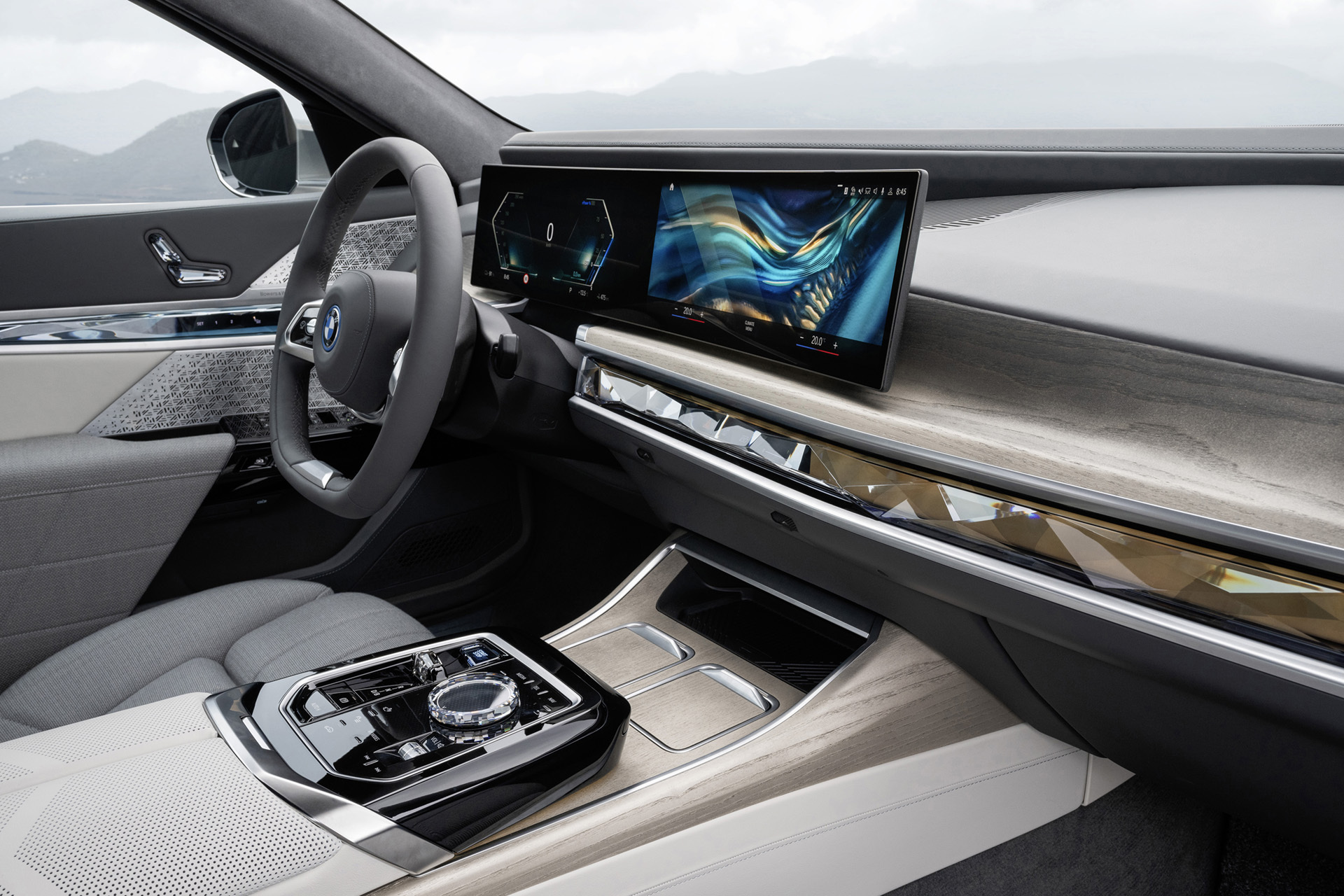 Thanks to the new BMW Interaction Bar, the dashboard presents itself as minimalistic and with a high dose of innovation