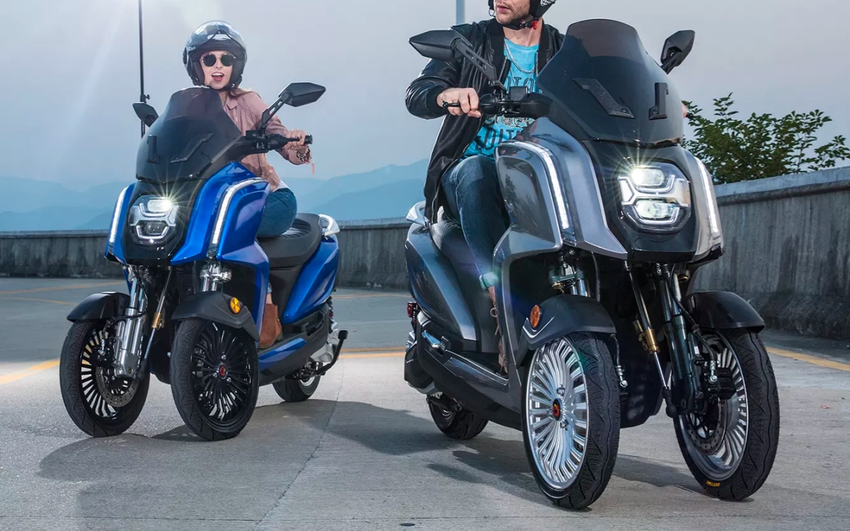 El scooter eléctrico de tres ruedas existe y está en España: es el "Piaggio MP3 eléctrico" - Motocicletas eléctricas - y Eléctricos | Coches eléctricos, híbridos enchufables