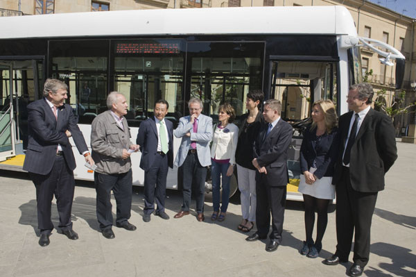 El autobús se ha exhibido en la plaza del Ayuntamiento de Tafalla. 