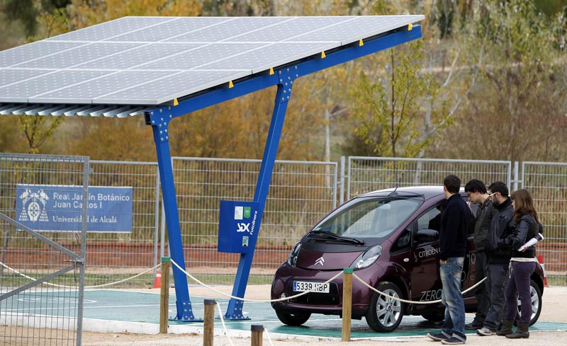 La Universidad de Alcalá (UAH) ha inaugurado el primer punto de recarga de vehículos eléctricos que utiliza luz solar para producir electricidad.