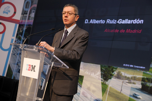 Alberto Ruiz Gallardón, alcalde de Madrid ha inaugurado el evento El vehículo eléctrico: un nuevo modelo de eficiencia energética, celebrado en la sede de IBM en Madrid.