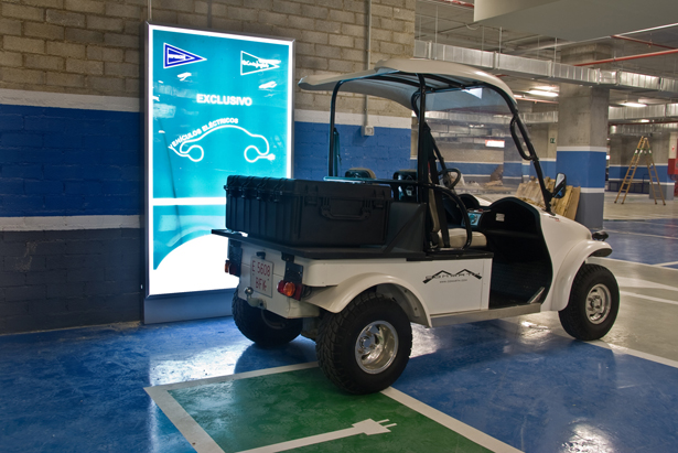 Los grandes almacenes El Corte Inglés y los hipermercados Hipercor contarán con aparcamientos específicos para coches eléctricos.