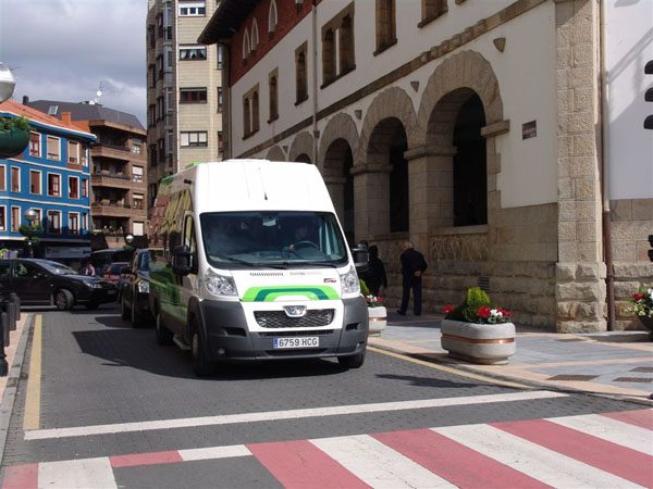 Minibús es un Peugeot BOXER STRADA ELECTRIC con 9 plazas, habilitado para el transporte de personas con movilidad reducida. 