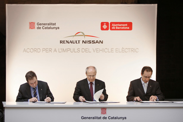 El alcalde de Barcelona, Jordi Hereu, el presidente de la Generalitat de Catalunya, José Montilla, y el Consejero Director General de Nissan Iberia, Manuel de la Guardia.