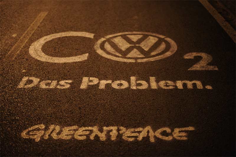 Los activistas denuncian el alto consumo de combustible de los nuevos vehículos del Grupo Volkswagen.