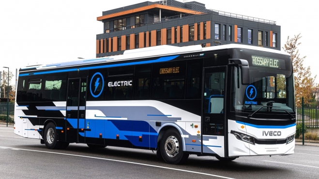 El autobús interurbano eléctrico IVECO Crossway Elec ofrece hasta 425 kWh de capacidad de batería, lo que equivale a una autonomía de 400 km. El autobús interurbano eléctrico IVECO Crossway Elec ofrece hasta 425 kWh de capacidad de batería, lo que equivale a una autonomía de 400 km.