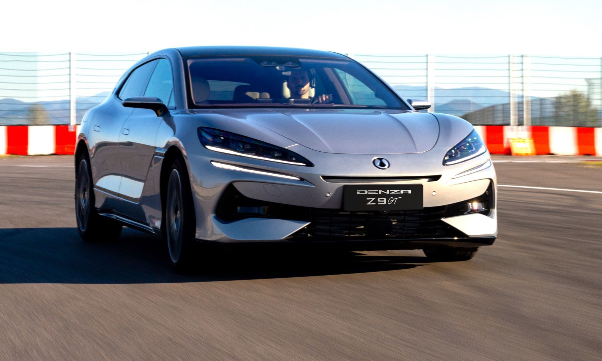 El Denza Z9GT debería llegar a finales de año a Europa y a España, pero aún no se conoce su precio definitivo.