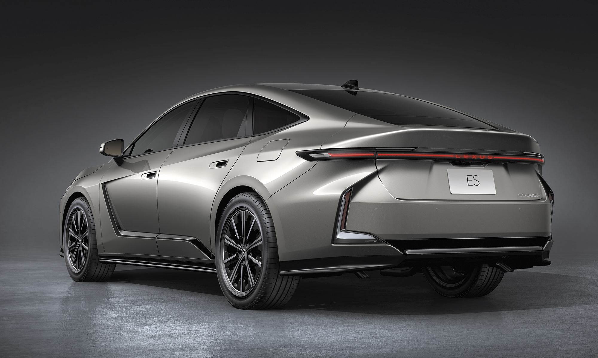 Lexus presenta el ES en forma de coche híbrido y eléctrico.