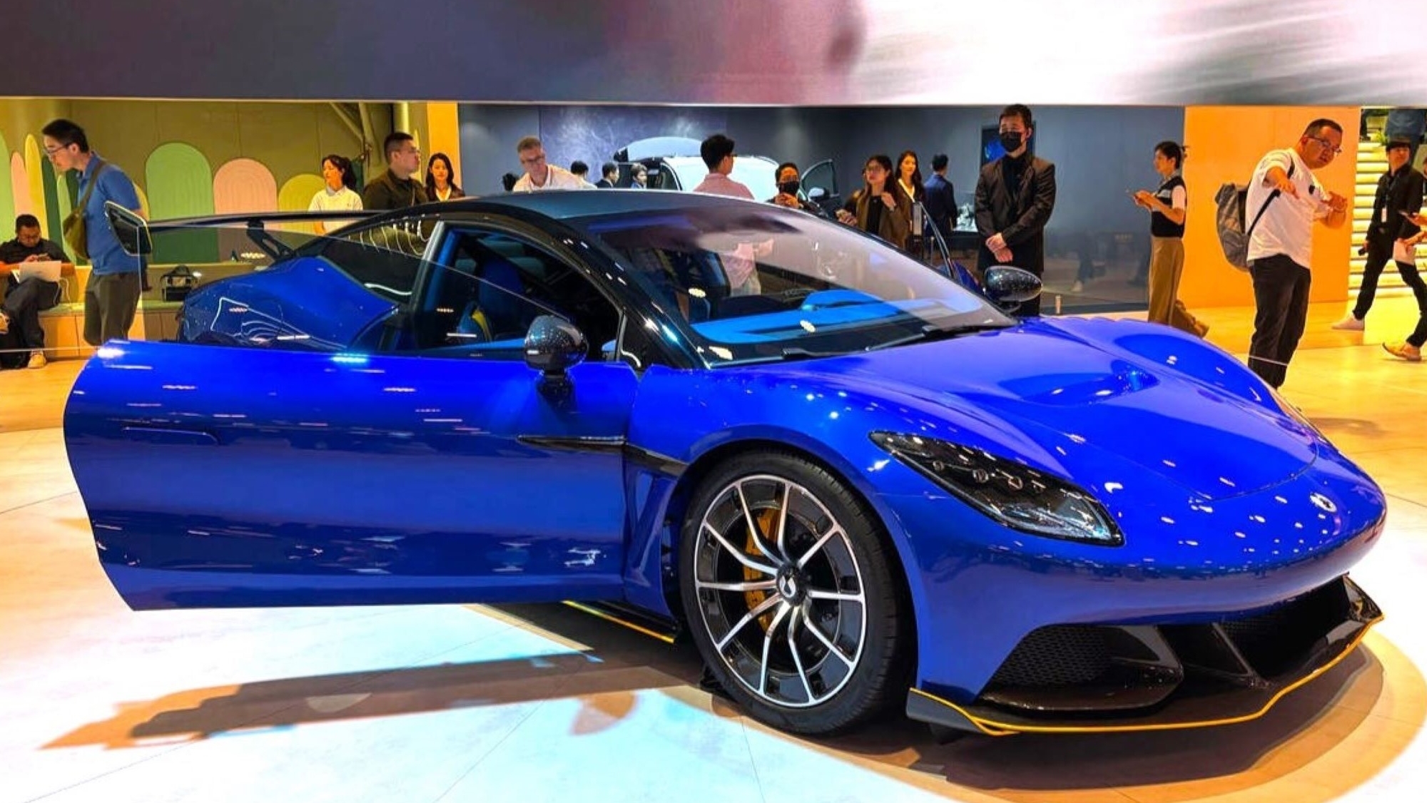 Denza Z, un coupé eléctrico que muestra toda la tecnología de BYD y un rival para el Porche 911