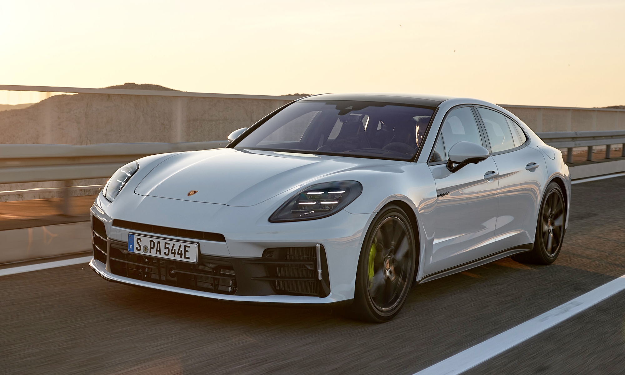 El Porsche Panamera E-Hybrid no deja atrás su deportividad.