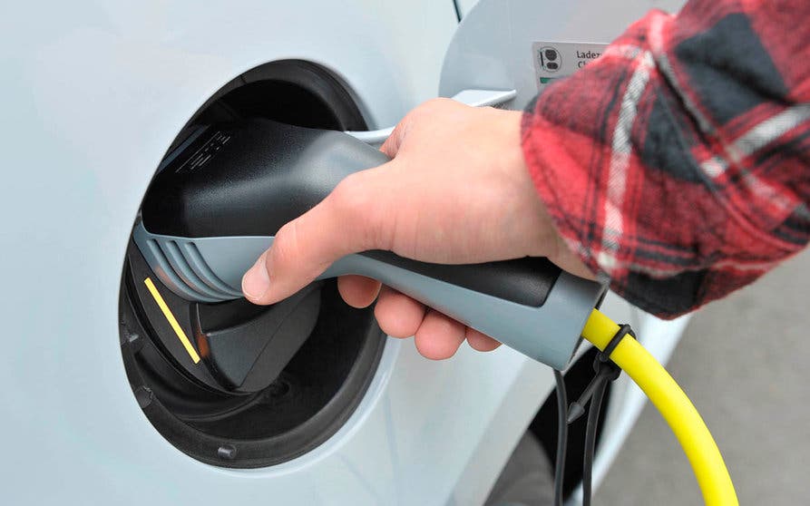  T&E pide a la UE mantener los requisitos y las fechas de la normativa de emisiones y a los gobiernos europeos reanudar los programas de incentivos a la compra de vehículos eléctricos. 