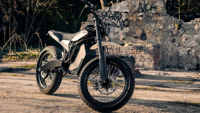Esta DTRe Vince parece sacada de las antiguas motos de campo de los '70. Esta DTRe Vince parece sacada de las antiguas motos de campo de los '70.