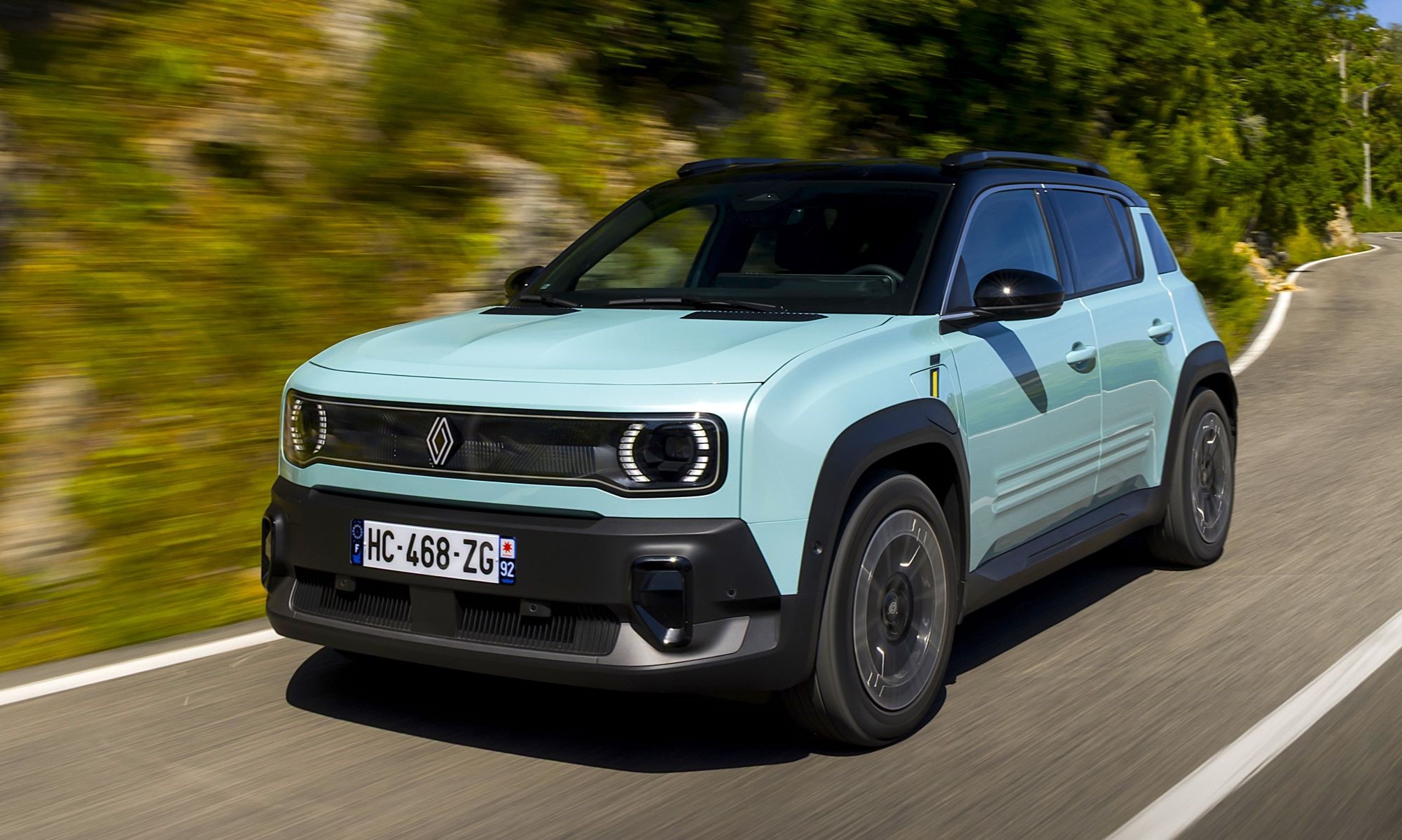 El Renault 4 E-Tech ofrece un diseño 'retro' llamativo, por espacio y maletero, resulta un SUV urbano bastante útil y versátil.
