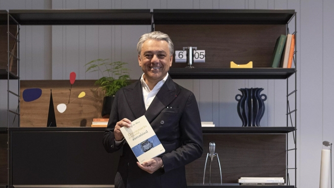 Luca de Meo CEO renault carga contra Tesla frigorifico presenta libro Luca de Meo CEO renault carga contra Tesla frigorifico presenta libro