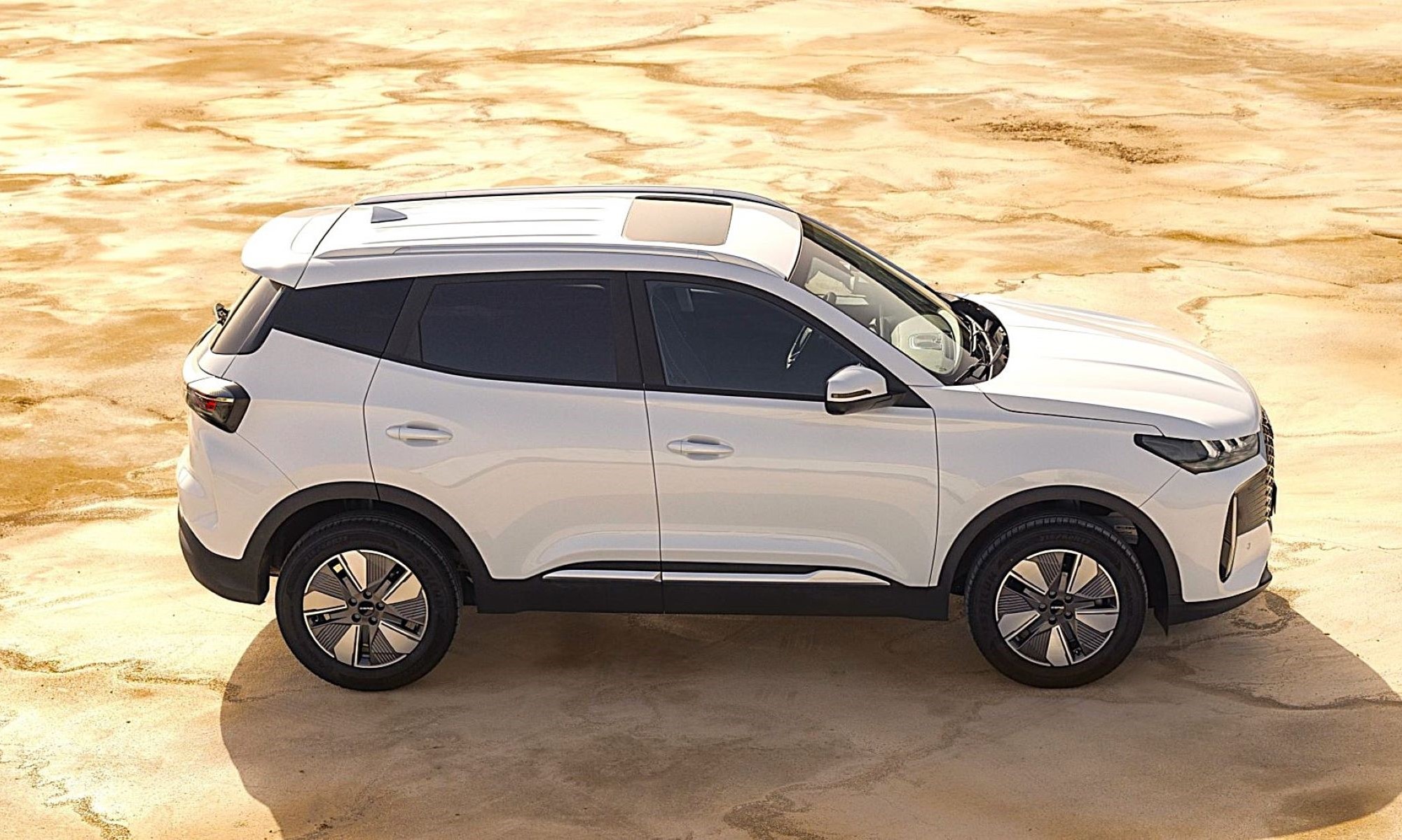 El EBRO s400 es un SUV híbrido de 211 CV y hecho en España, a la venta desde 27.490 euros.