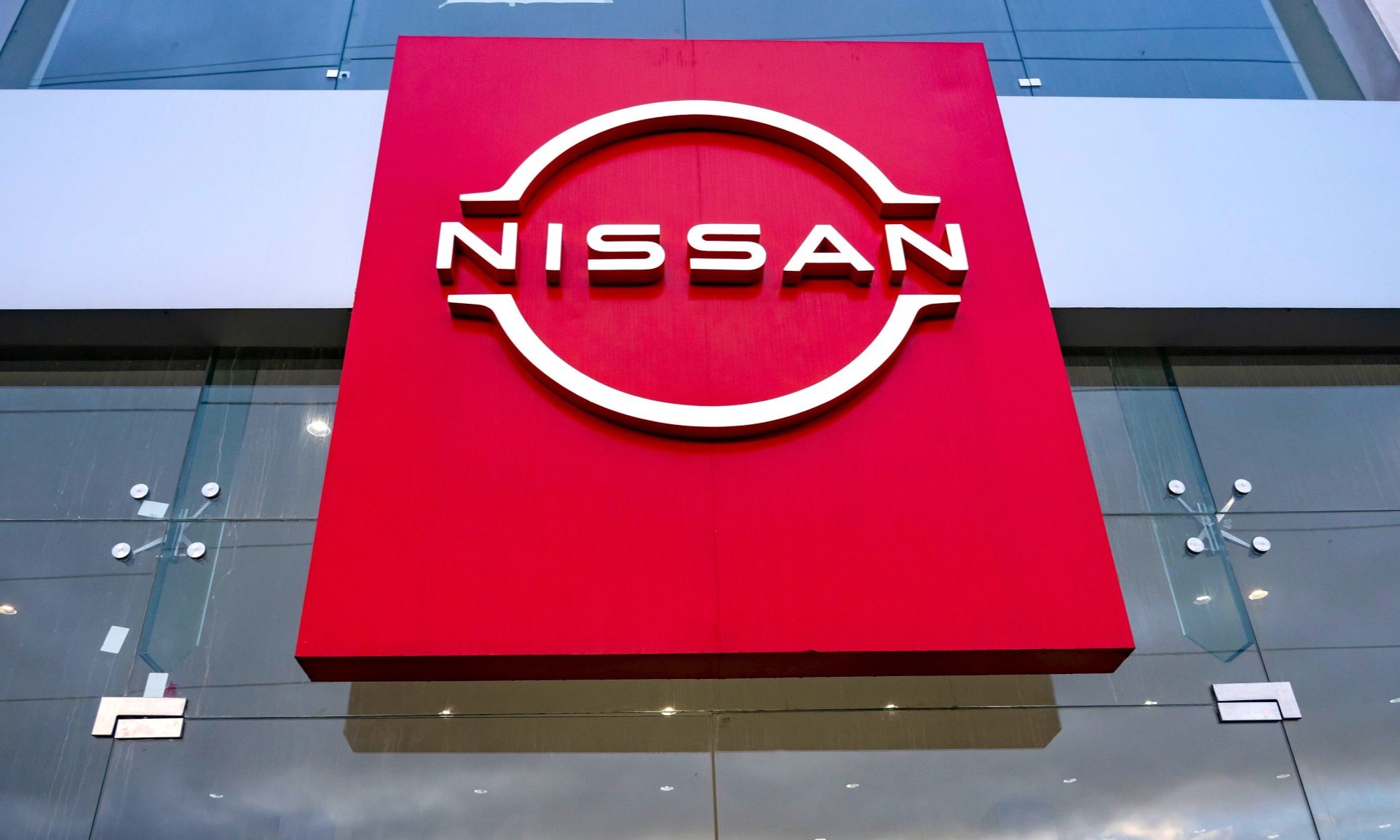 Tras el anuncio de unas pérdidas históricas hace apenas unas semanas, Nissan podría llevar a cabo ahora 10.000 despidos en todo el mundo.
