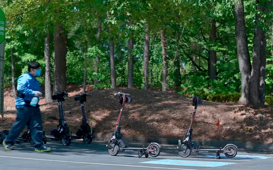  En este proyecto piloto, los patinetes eléctricos de GO x, recogen al cliente y vuelven a la estación de recarga para ser desinfectados. 