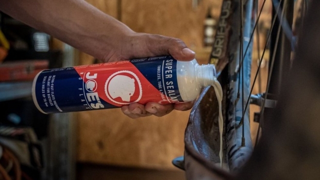 Hay que revisar el líquido periódicamente. Hay que revisar el líquido periódicamente.