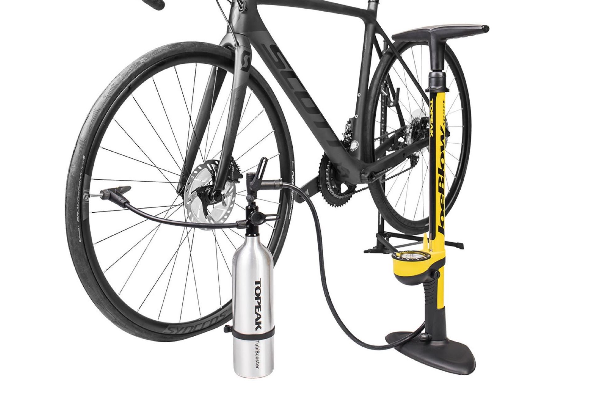 Con una bomba convencional introducimos aire a presión al depósito. Con una bomba convencional introducimos aire a presión al depósito.