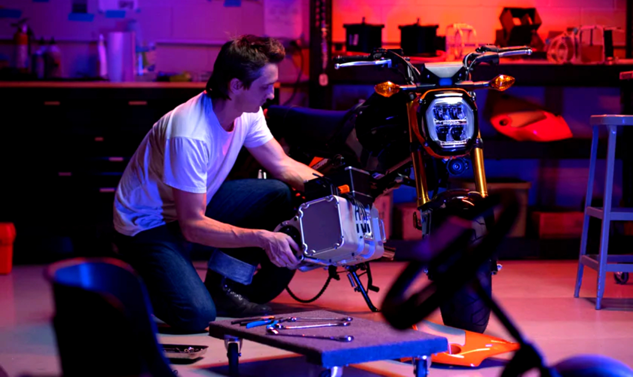 De una manera muy simple podemos convertir nuestra moto de gasolina en una eléctrica.